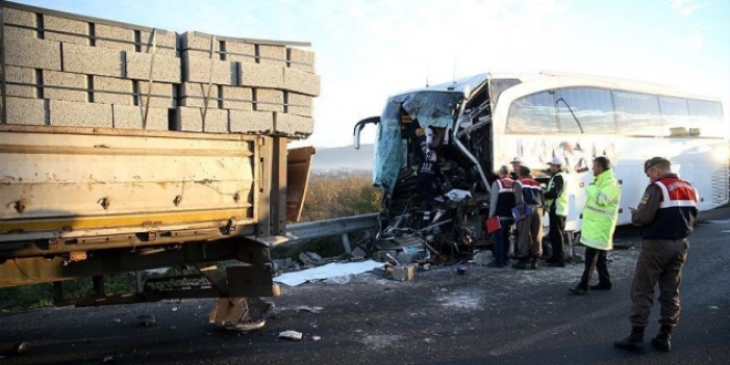 Gaziantep'te yolcu otobüsü tıra çarptı: 1 ölü, 25 yaralı