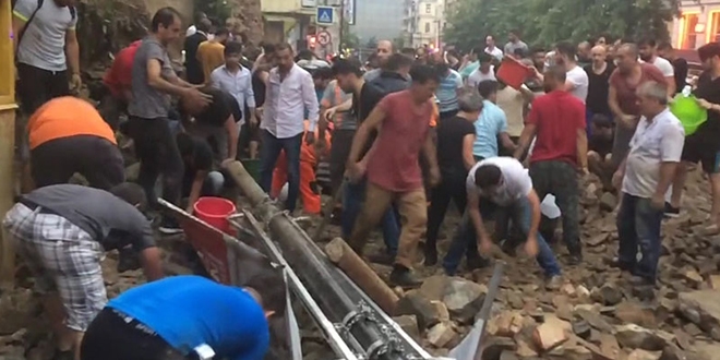 İstanbul'da mezarlığın duvarı çöktü: 2 yaralı