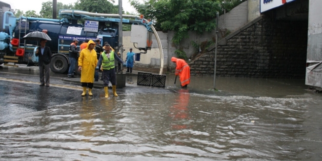 İstanbul'da su baskınlarına 7350 personel mücadele ediyor