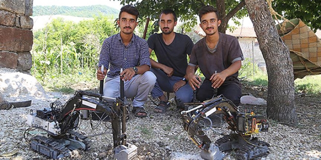 Meraklısı oldukları iş makinesinin oyuncağını yaptılar