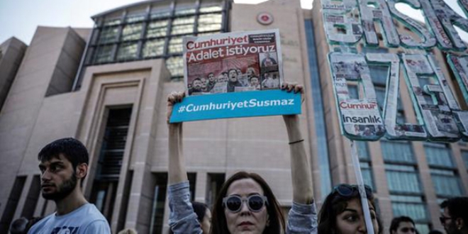Cumhuriyet gazetesi davasında 7 sanık tahliye edildi