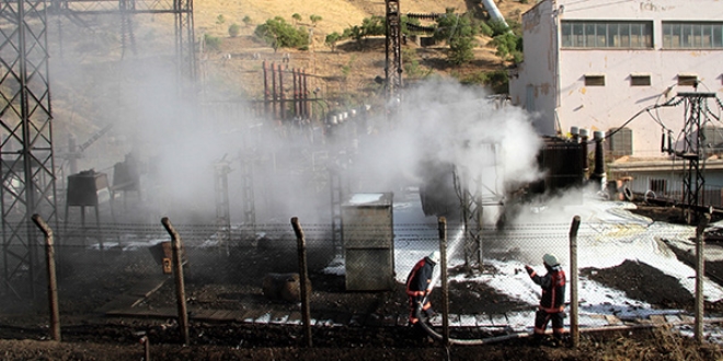 Elazığ'da patlayan trafo yangına neden oldu