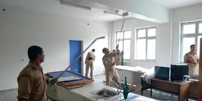 Okulların boya ve temizliğini askerler yapıyor