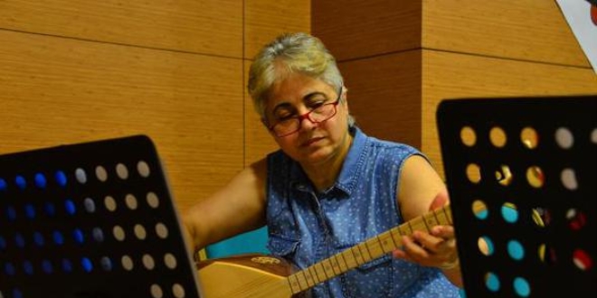 53 yaşındaki anaokulu öğretmeninin bağlama tutkusu