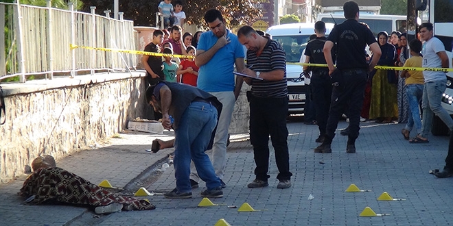 Eşini ve kızını tabancayla vurarak öldürdü