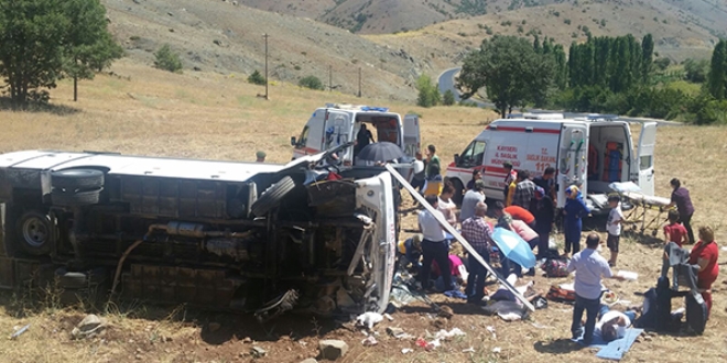 Kayseri'de tur midibüsü devrildi: Çok sayıda kişi yaralı