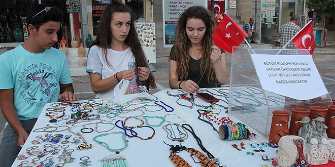 Tasarladıkları takıları şehit aileleri yararına satıyorlar