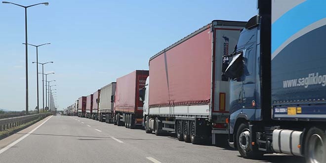 Kapıkule'de 19 kilometrelik tır kuyruğu