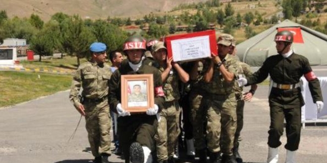 Arkadaşının yanlışlıkla vurduğu asker memleketine getirildi
