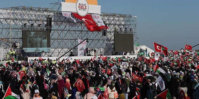 Vatandaşların alana gelmesiyle miting başladı