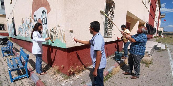 Öğretmen ve idareciler, tatile gitmeyip okullarını onarıyor