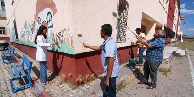 retmen ve idareciler, tatile gitmeyip okullarn onaryor