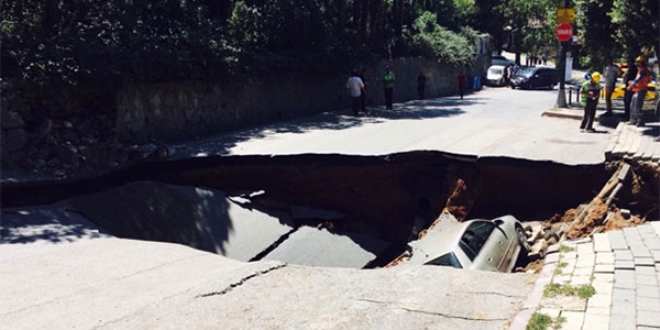 İstanbul'da yol çöktü! Bir araç içine düştü