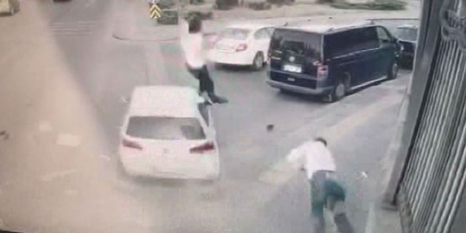 Polisin çarptığı 2 arkadaş yaşam mücadelesi veriyor