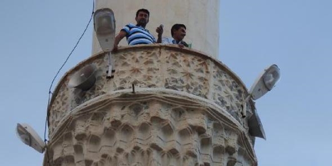 Köyde telefonla görüşmek isteyenler minareye çıkıyor