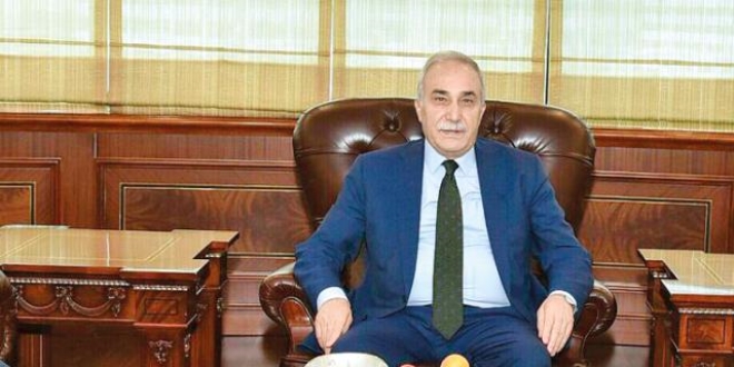 Fakıbaba, bitiremediği yemeği eve götürüyor