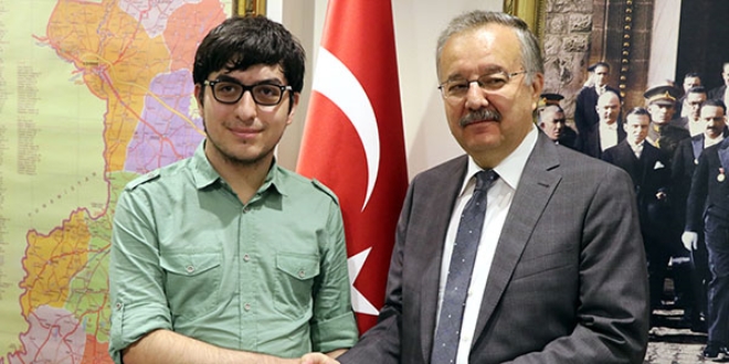 Vali, başarılı öğrencileri altınla ödüllendirdi