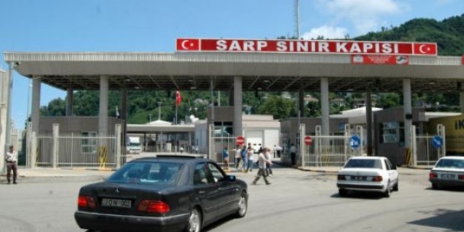 Otomobil bagajında sınırı geçmeye çalışırken yakalandı