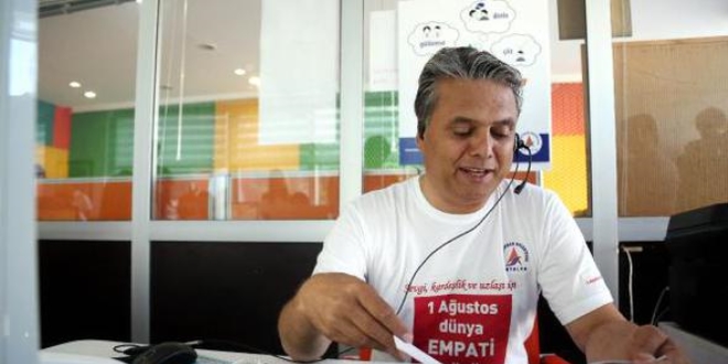 Başkan çöp topladı, telefonları cevapladı, patates soydu
