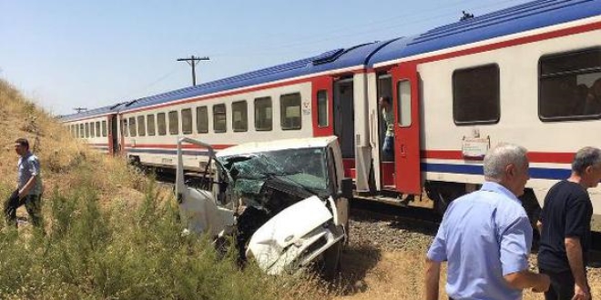 Elazığ'da yolcu treni yolcu minibüsüne çarptı: 3 yaralı