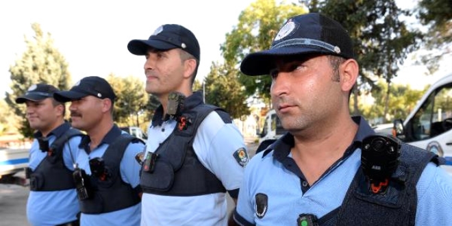 Adana'da zabıta ekiplerinden yaka kameralı denetim