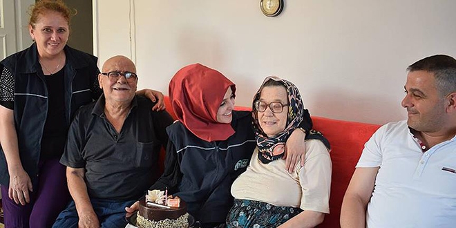 'Alo Evlat Hattı'ndan yaşlı çifte doğum günü sürprizi