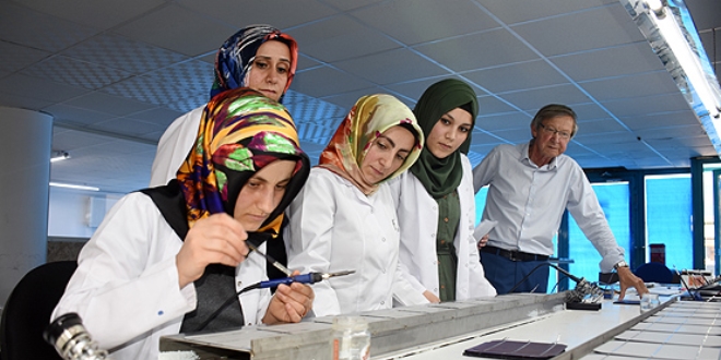 Kadınlar 'güneş paneli' üretecek
