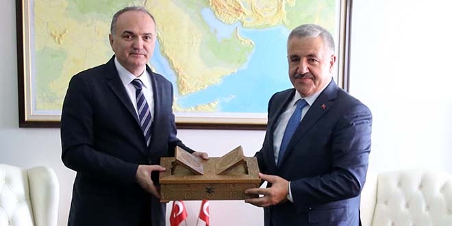 Bakan Özlü ve Arslan işçilerle yemek yedi