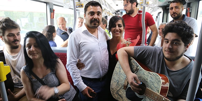 Metrobüste sürpriz evlilik teklifi