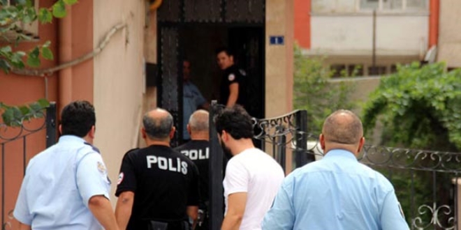 Boşanmak isteyen eşi ve 2 kızını silahla rehin aldı