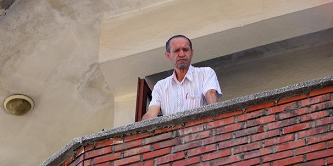 Yıkımı engellemek için evinden çıkmadı