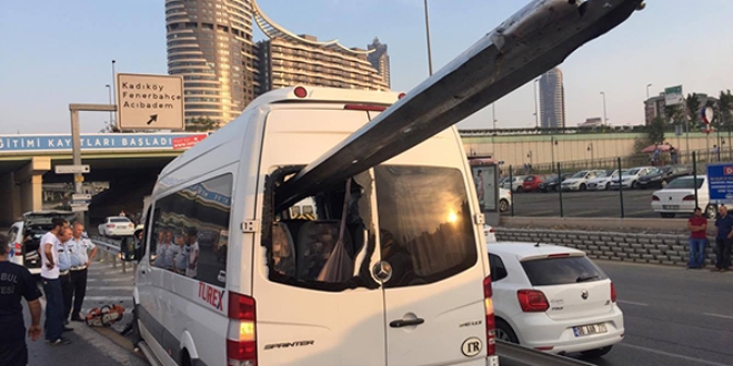 Bariyerler minibüse saplandı