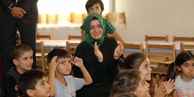 Bakan Kaya, çocuklarla şarkı söyledi