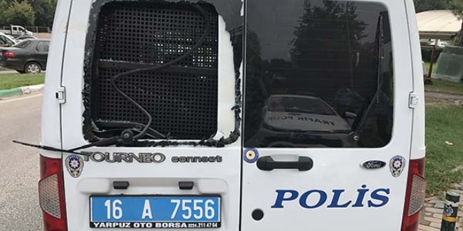 Kaçmaya çalışırken at arabasıyla polis aracına çarptı
