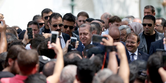 Erdoğan'ı gören telefona sarıldı
