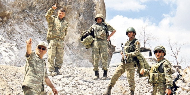 Kurmay olmayan komandolar generalliğe yükseltildi