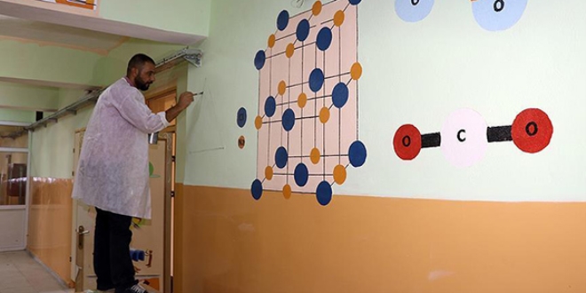 Fedakar öğretmenden öğrencileri için 'Formül Duvarı'