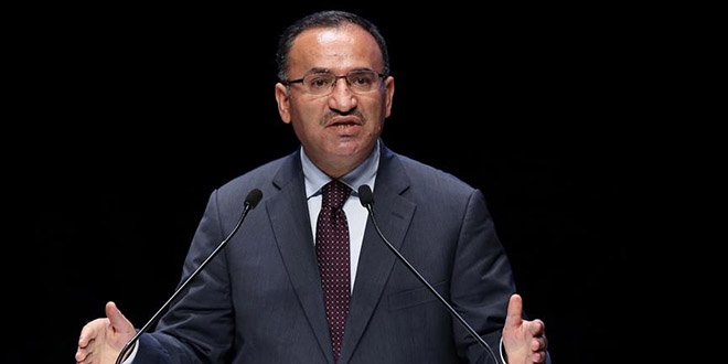 'Biz kendimizi tanımazsak rüzgarın önündeki yaprak gibi oluruz'