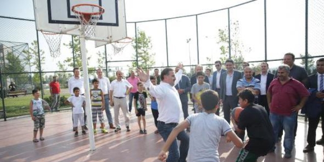 Bakan Bak, çocuklarla basketbol maçı oynadı