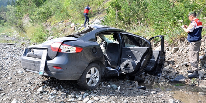 Otomobil dereye devrildi: Biri uzman çavuş, 3 kişi öldü