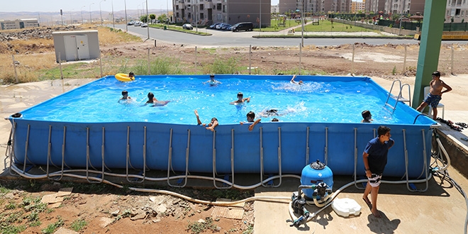 Şanlıurfa'da sıcaktan bunalanlara 'seyyar havuz'