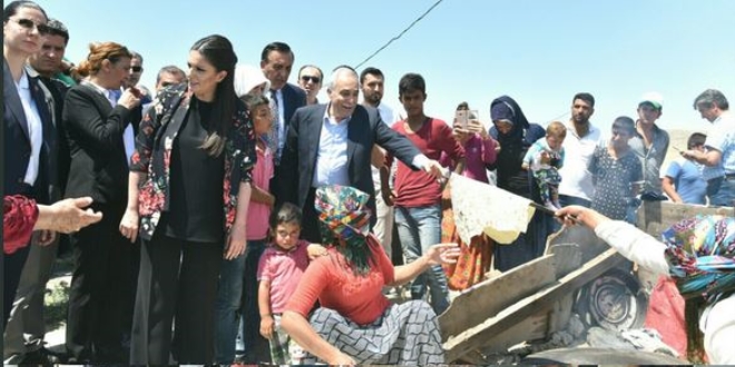 İki Bakan, mevsimlik tarım işçilerini ziyaret etti