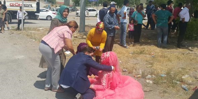 Düğün konvoyundaki kazaya vekiller müdahale etti