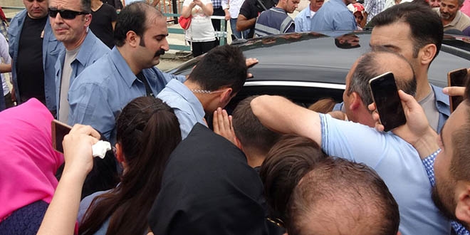 Erdoğan'ın makam aracı önünde izdiham