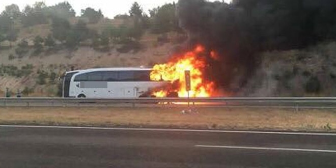 Ankara'da 55 yolcusu bulunan otobüs alev alev yandı