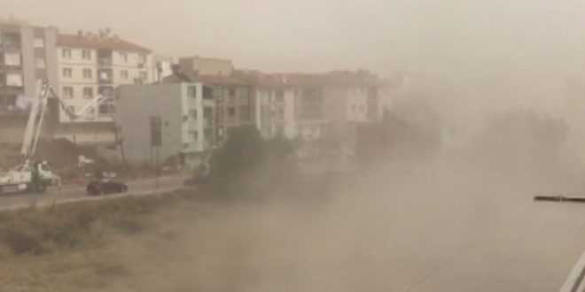 İzmir'i toz bulutu kapladı
