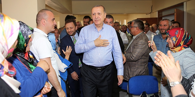 Erdoğan, AK Parti Rize İl Başkanlığını ziyaret etti