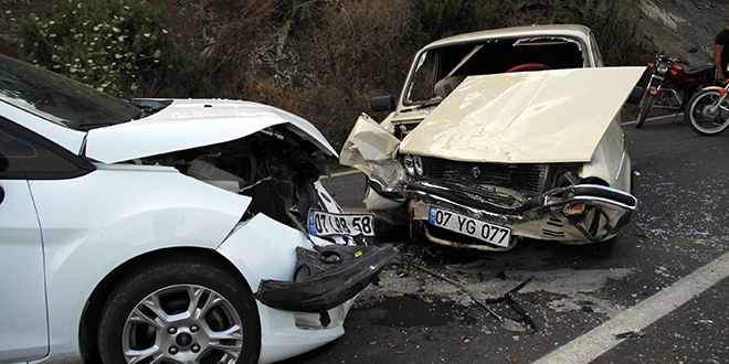 Alanya'da iki otomobil çarpıştı: 12 yaralı