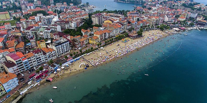 340 yüzücü Amasra'da kulaç attı