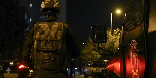 Evde imal etmeye çalıştıkları bomba patlayınca yakalandılar